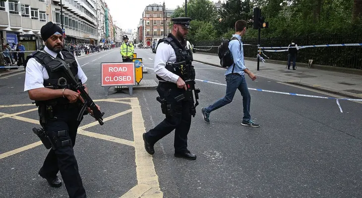 Tres mujeres apuñalan empleada de una guardería en Londres al grito de "Alá irá por ti"
