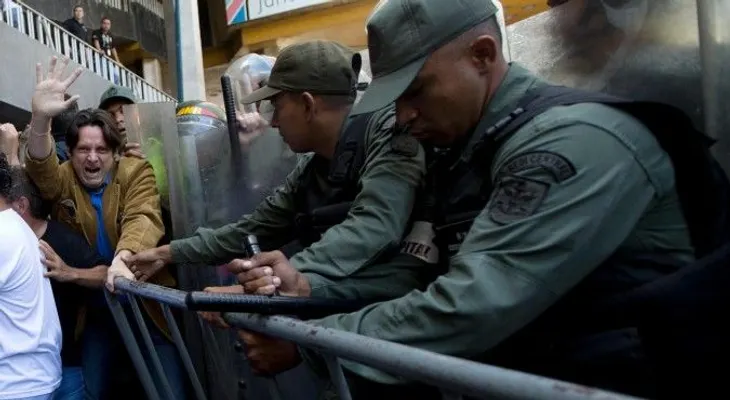 Realizan protestas y saqueos en Caracas