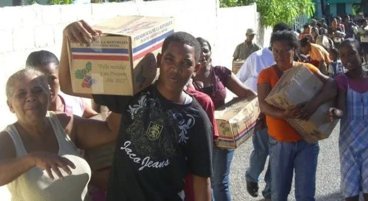 Gobierno entrega cajas navideñas en Barahona