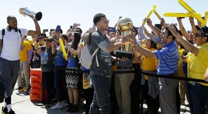 El trofeo llegó a Golden State; desfilan mañana