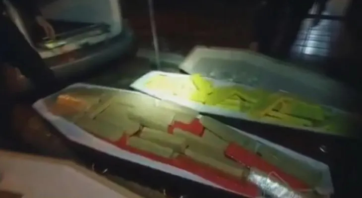 Un traficante esconde marihuana en ataúdes y alega transportar víctimas de COVID-19
