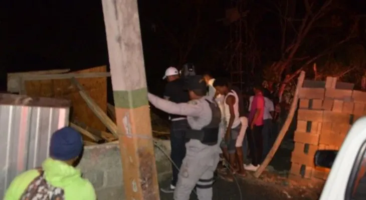 Un hombre muerto y cuatro heridos al desplomarse construcción de tres niveles 