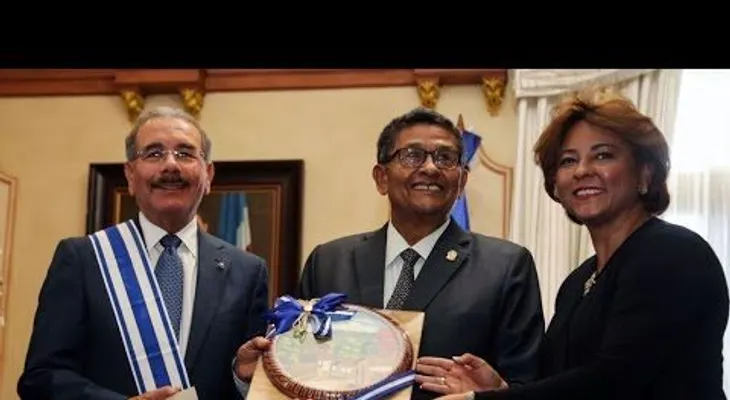 PARLACEN condecora al presidente Medina con la orden Francisco Morazán
