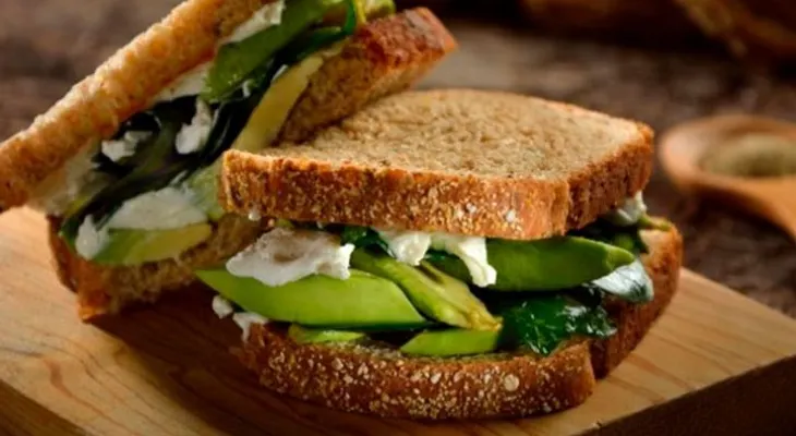  Sandwich de aguacate, queso crema y espinacas; delicioso. Buen provecho! 