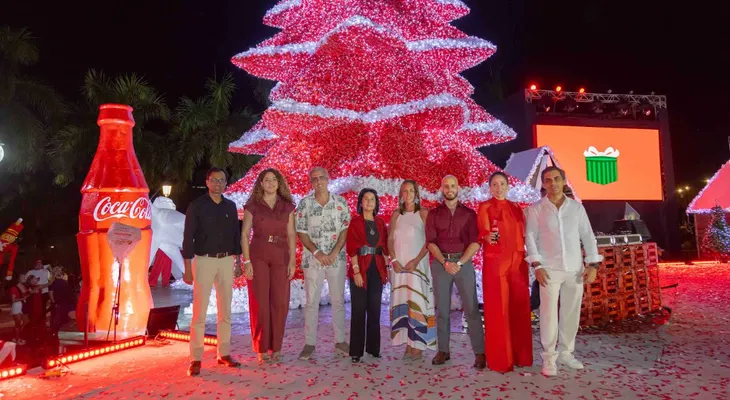 Coca-Cola da la bienvenida a la Navidad con el encendido de su tradicional árbol