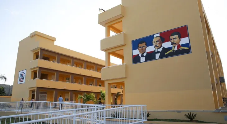 Presidente Medina entrega liceo en SDE con 25 nuevas aulas para 770 estudiantes
