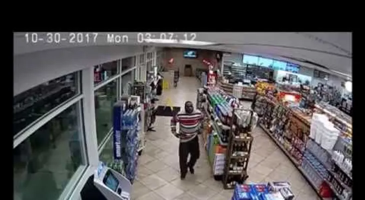 Una mujer escapa del baúl del auto de su secuestrador (MOMENTO EXACTO)