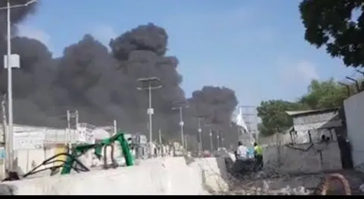 Camioneta bomba deja 20 muertos en Somalia