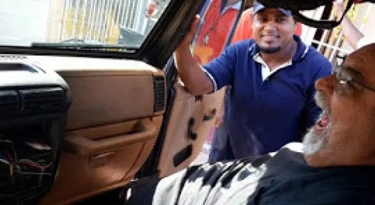 Menores roban radio y otras pertenencias de yipeta de Anthony Ríos 