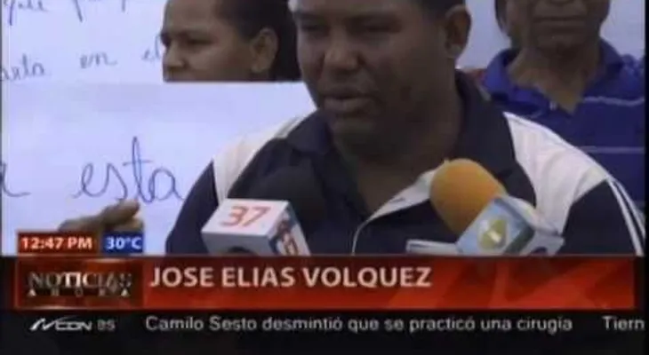 Estudiantes de escuela sin almuerzo escolar y el personal con cuatro meses sin cobrar 