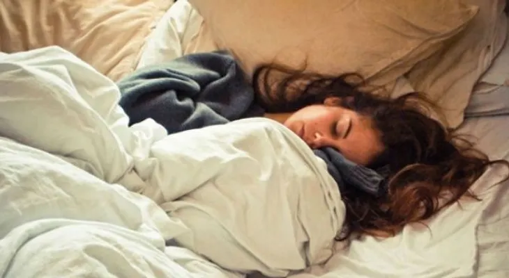 Este mal hábito al dormir podría hacerte engordar al día siguiente