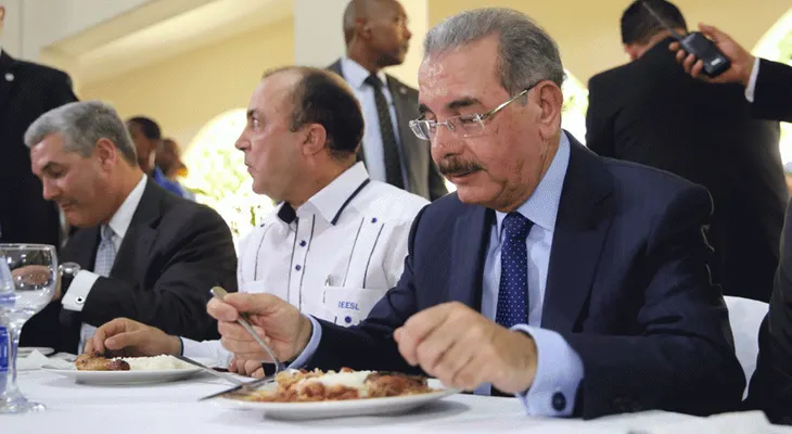 Presidente Medina inaugura aulas en un politécnico y almuerza con estudiantes