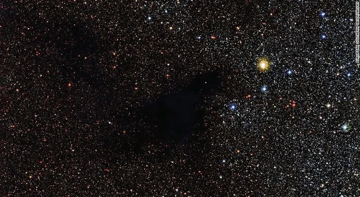 ¿Acaso es prueba de vida extraterrestre? Expertos encuentran anomalía en el espacio