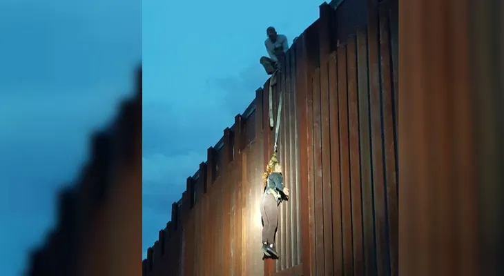Abandonan a una mujer colgando del muro fronterizo entre México y EE.UU.