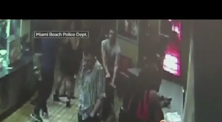 Atacan a una pareja gay por besarse en un Burguer King  (VIDEO)