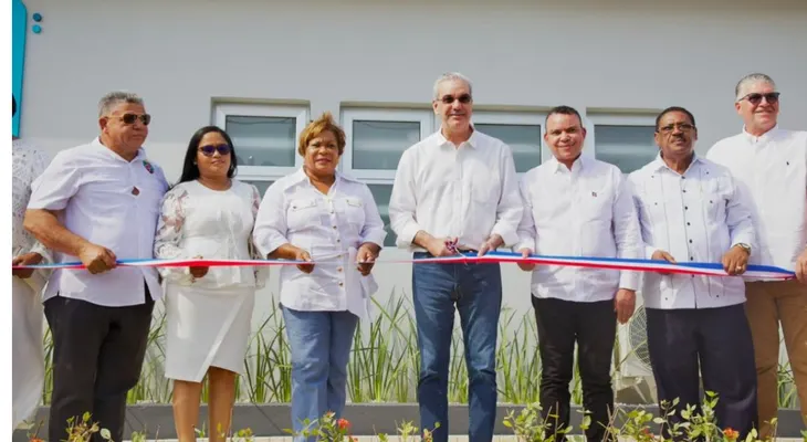Abinader inaugura hospital renovado en Hacienda Estrella
