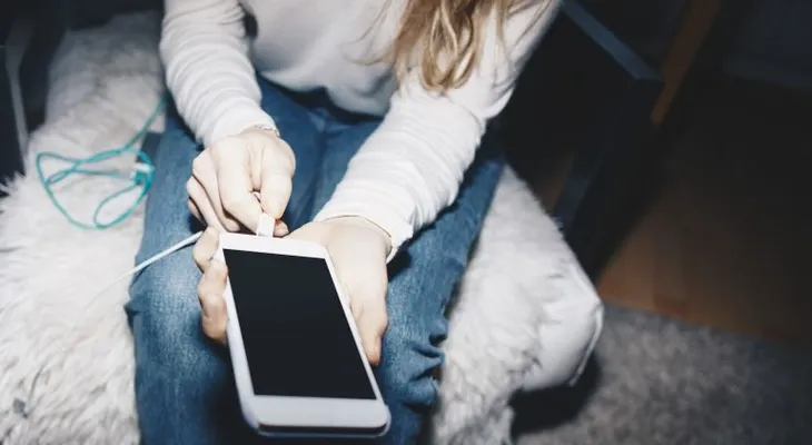 Te lo decimos por tu bien, no cargue tu celular por la noche; siempre será mejor prevenir que curar 