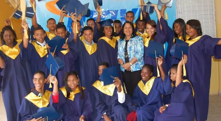 INAVI patrocina curso de ingles en San Pedro de Macorís.