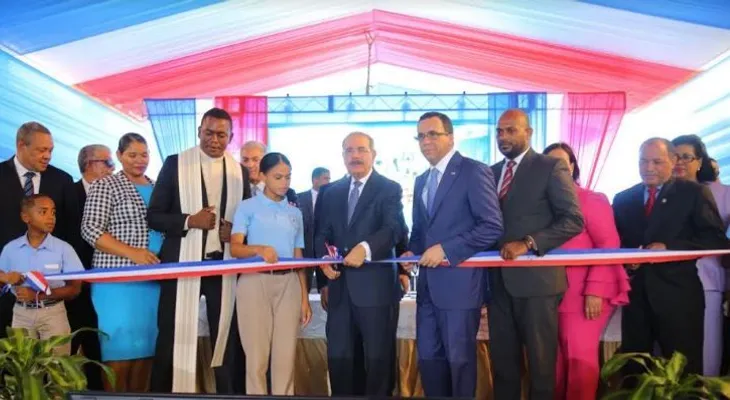 Presidente Danilo Medina junto al ministro Andrés Navarro entrega un nuevo liceo en SDE; tiene 28 aulas para 875 estudiantes