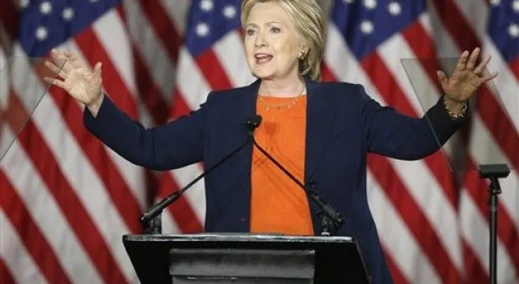 Clinton dice que elegir a Trump sería un "error histórico"