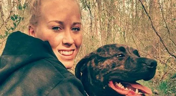 Sus dos perros la devoran en un bosque