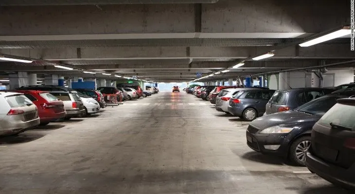 Un conductor perdió su auto en un estacionamiento ... por seis meses