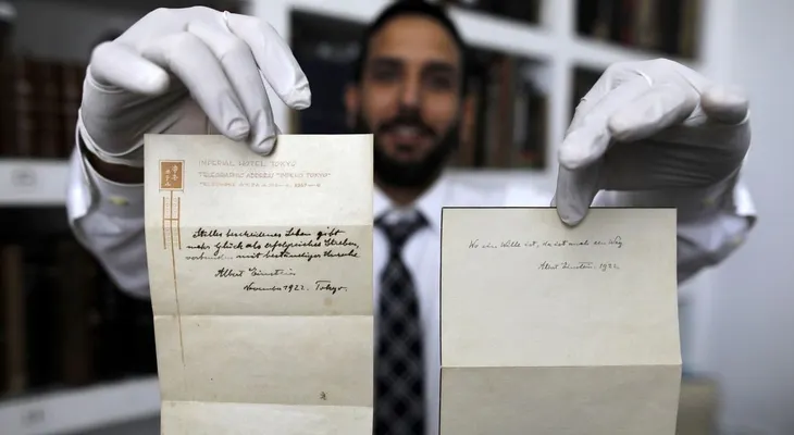 Albert Einstein y su inédita teoría de la felicidad que escribió y regaló a un mensajero