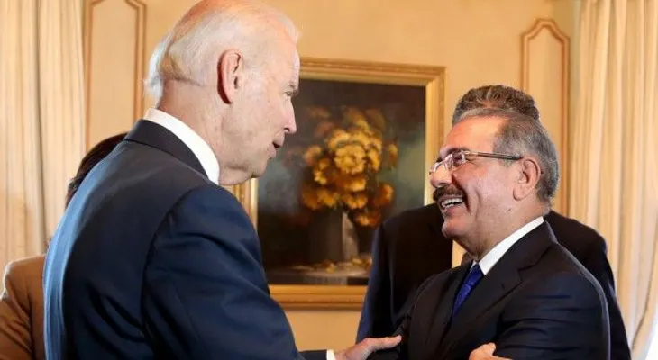 Presidente Medina despide con fuerte abrazo al vicepresidente de EE.UU.