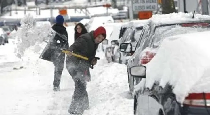 Como evitar multas por acumulación nieve frente a edificios y posibles efectos al removerla