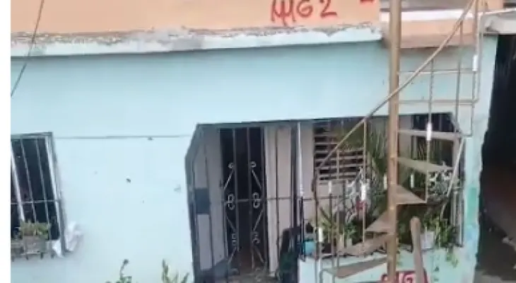 Aguas negras inundan vivienda en La Ciénaga y afectan la salud de una residente