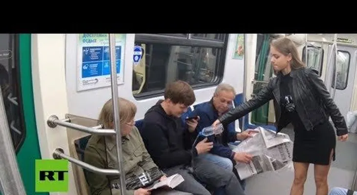 Derraman líquido corrosivo y de olor muy fuerte, a hombres que se abren de piernas en el metro