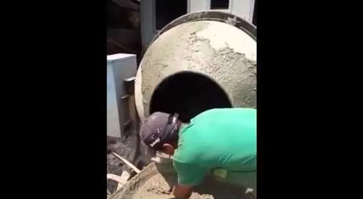 Un joven mira su smartphone en vez de trabajar y su colega le prepara el castigo más severo