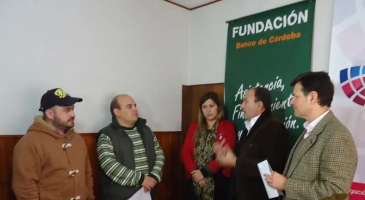 Entregan certificado y cheque a joven de 15 años 