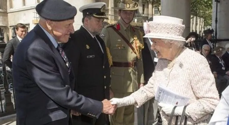 Reina Isabel preside conmemoración de fin de guerra