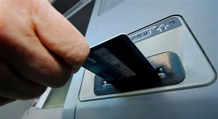 Apresan hombre instalando dispositivo roba claves en cajero de un centro comercial