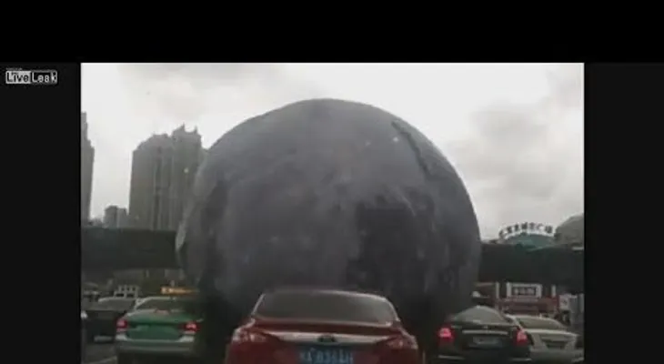Una Luna inflable aterroriza en China a conductores, motoristas y transeúntes