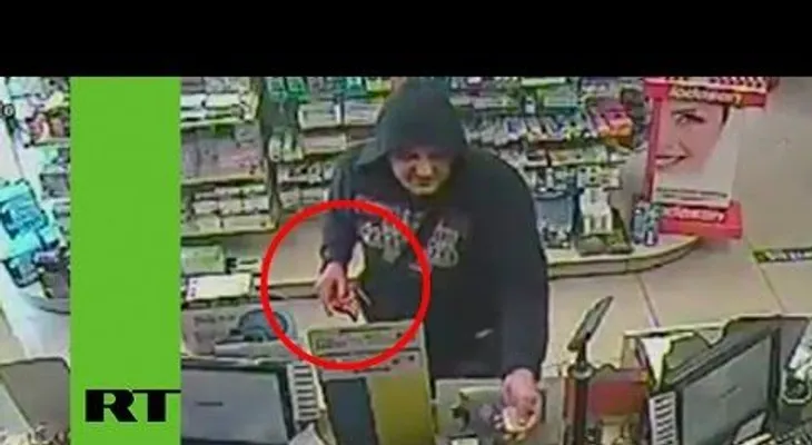 Ladrón asalta una farmacia con una lata de Coca Cola (Video)