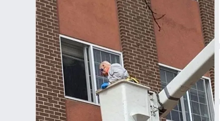 Un hombre de 88 años usa una grúa para ver a su esposa en cuarentena