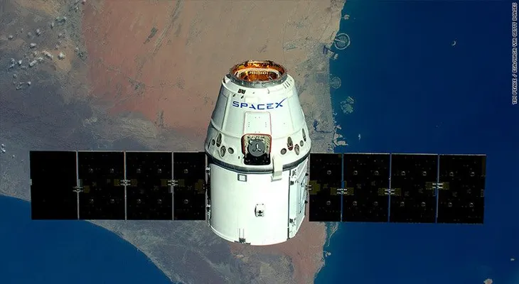 SpaceX llevará a dos turistas alrededor de la Luna en 2018