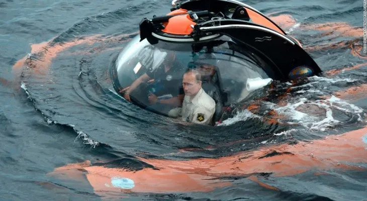 Vladimir Putin da un paseo en un sumergible y genera ira en Ucrania