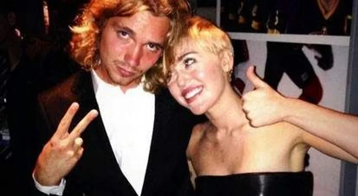 Policía busca joven acompañó de Miley Cyrus en premios MTV