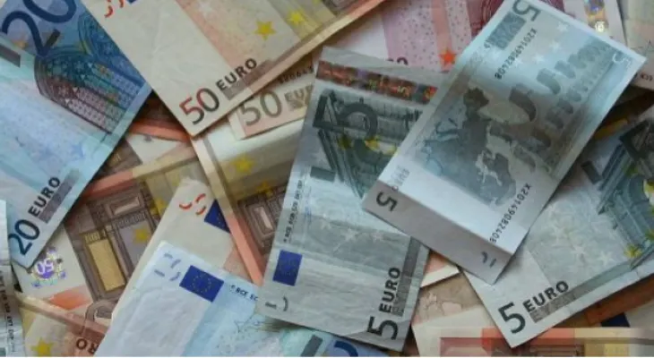 Regala su dinero con tal de no tener que dárselo a su ex mujer