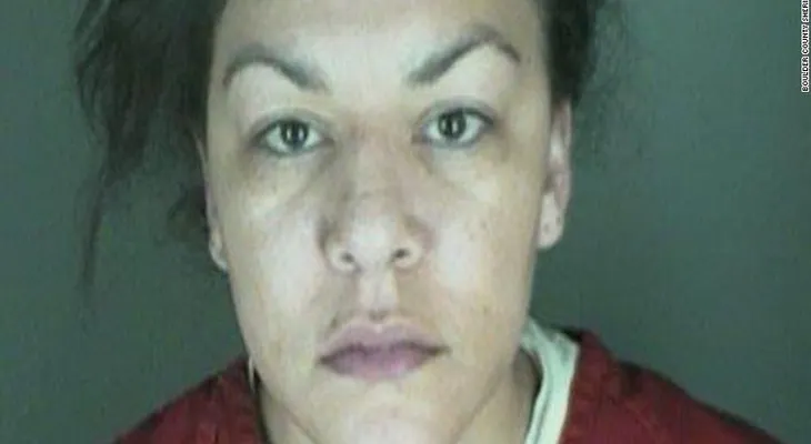 Sentencian a 100 años a mujer que atacó a embarazada para extraer a su bebé en EE.UU.
