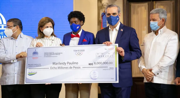 Presidente Abinader entrega más de 50 millones de pesos a atletas que participaron en Juegos Olímpicos Tokio 2020