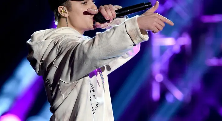 Justin Bieber causa polémica por usar unos pantalones con la bandera mexicana
