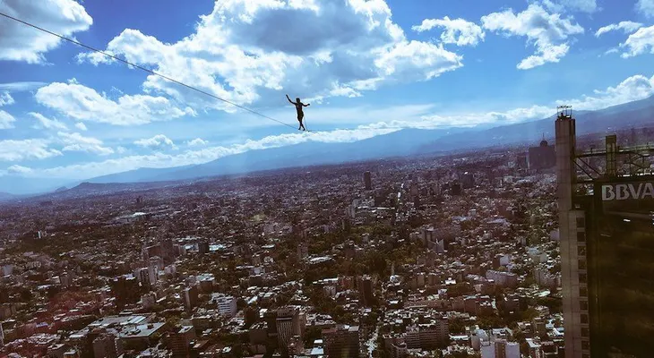 No mires hacia abajo: hombre camina sobre cuerda a 246 metros de altura 