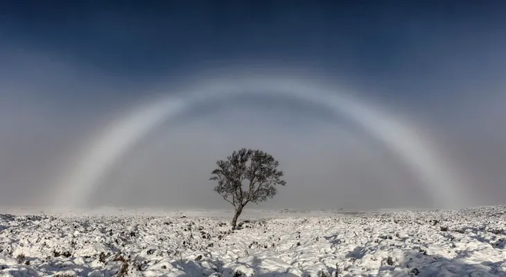 La belleza de un arcoíris blanco en un páramo escocés