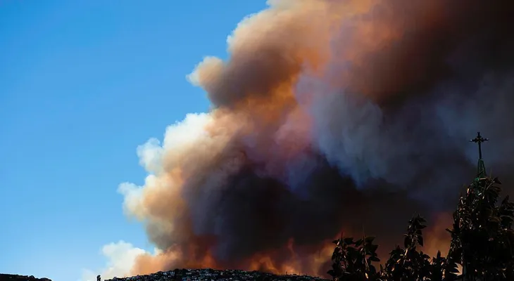 Voraz incendio en Valparaíso, Chile, afecta 100 viviendas y deja al menos 19 heridos