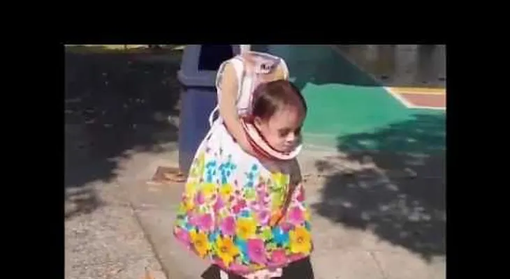 La niña que se viraliza por su disfraz de Halloween