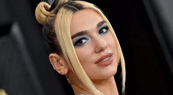 Una fan emocionada, moda y tacos en la visita de Dua Lipa a México